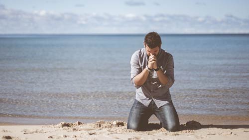 Homem orando a Deus, pedindo santidade real